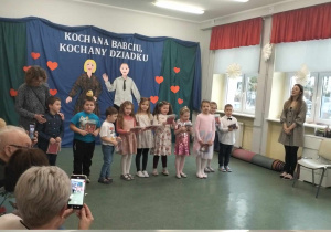 Dzieci śpiewają "Sto lat".