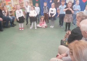 Dzieci prezentują swoje umiejetności recytarorskie i wokalne.