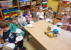 Dzieci poznają produkty spożywcze o słodkim smaku.