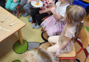 Dzieci degustują gorzkie przyprawy - kurkuma.