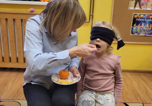 Klara rozpoznaje smak mandarynki.