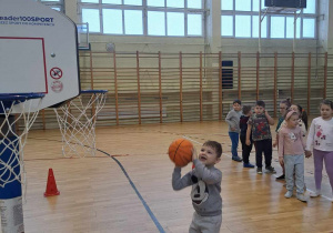 Dzieci biorą udział w zajęciach sportowych.