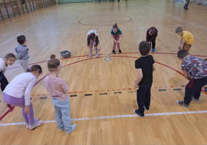 Dzieci biorą udział w zajęciach sportowych.
