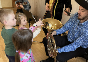 Dzieci pomagają składać instrumenty.