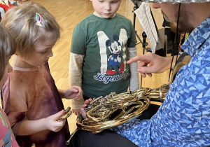 Dzieci pomagają składać instrumenty.
