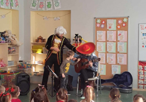 Dzieci biorą udział w pokazie muzycznym.