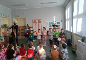 Dzieci biorą udział w pokazie muzycznym.