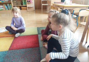 Dziewczynki słuchają opowiadania.