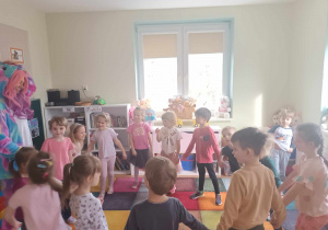 Dzieci szykują się do improwizacji ruchowej piosenki "Nie chcę Cię"