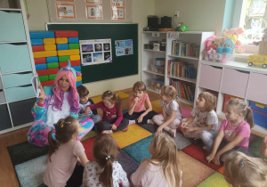 Dzieci słuchają opowiadania o Guciu.