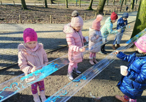 Dzieci malują chmury na folii.