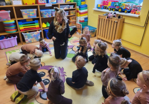 Dzieci uczestniczą w opowiastce muzycznej "Dzień kotka".
