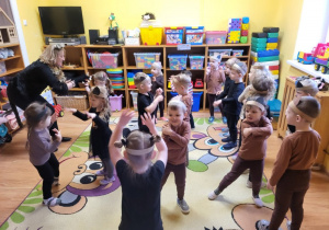 Dzieci w trakcie zabawy muzycznej do piosenki "Kotki dwa".