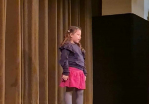 Dziecko stoi na scenie