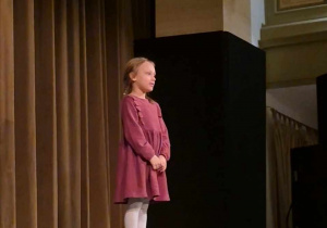 Dziecko stoi na scenie
