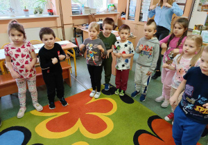 Dzieci wykonują wspólny taniec z uczniami klasy 3.