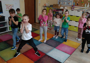 Dzieci wykonują ćwiczenia ruchowe z elementami pantonimy.