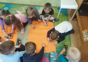Dzieci wykonują plakat " Zwierzęta w ZOO".