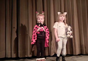 Dziewczynki stoją na scenie.