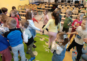 Dzieci tańczą w rytm piosenki.