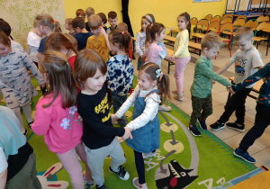 Dzieci tańczą w rytm piosenki.