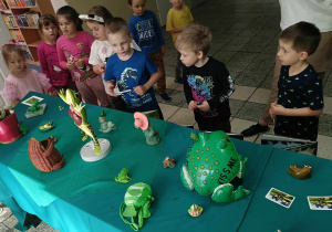 Dzieci oglądają wystawę żab.