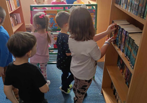 Dzieci zwiedzają bibilotekę.
