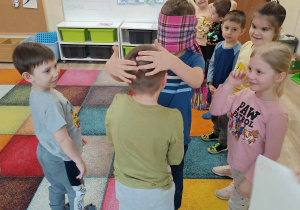 Dzieci podczas zabawy "Kim jestem?".