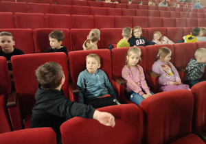Dzieci w kinie czekają na rozpoczęcie filmu.
