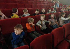 Dzieci w kinie czekają na rozpoczęcie filmu.