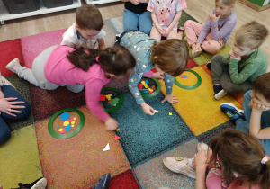 Dzieci segregują figury płaskie - tworzą zbiory.