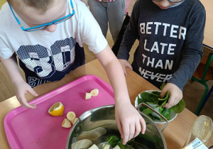 Dzieci przygotowują koktajl.