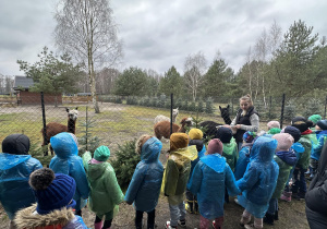 Dzieci zwiedzają mini zoo.