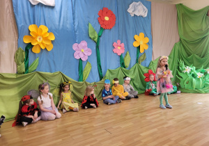 Dzieci z "Leśnych duszków" występują przed publicznością przedszkolną.