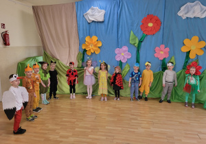 Dzieci z "Leśnych duszków" występują przed publicznością przedszkolną.