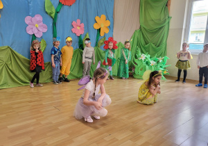 Dziewczynki z "Leśnych duszków" występują przed publicznością przedszkolną.