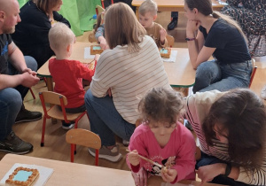 Dzieci z gr. Jeżyków z rodzicami podczas warsztatów wielkanocnych.