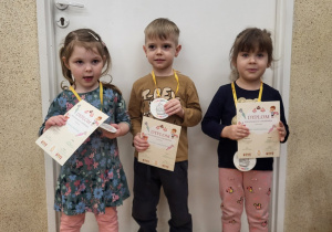 Dyplomy wspaniałego cukiernika otrzymali, od lewej: Marianna, Stefan i Hania.
