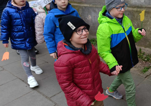 Dzieci podczas wiosennego spaceru.