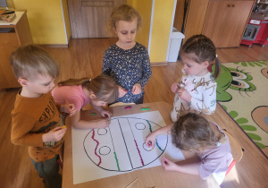 Stefan, Hania, Klara, Hania i Ninka ozdabiają wielkanocną pisankę.