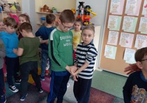 Dzieci podczas zabawy integracyjnej.