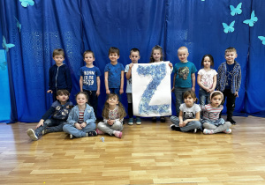 Dzieci z grupy Żabki z sensoryczną literą Z