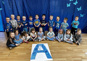 Dzieci z grupy Jagódki z sensoryczną literą A