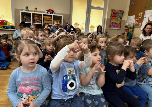 Dzieci pokazują emocje gestem.