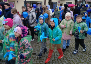 Dzieci, idą wspólnie z uczestnikami marszu.