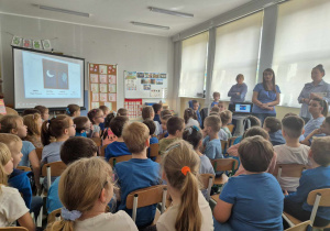 Dzieci oglądaja film edukacyjny.