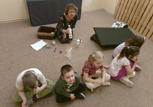 Dzieci podczas warsztatów - zmysł słuchu.