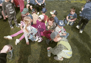 Dzieci podczas mini pikniku.