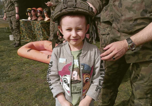 Chłopiec w chełmie wojskowym.