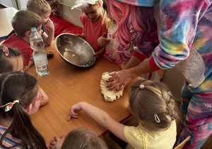 Dzieci z Fruzią przygotowują masę solną.